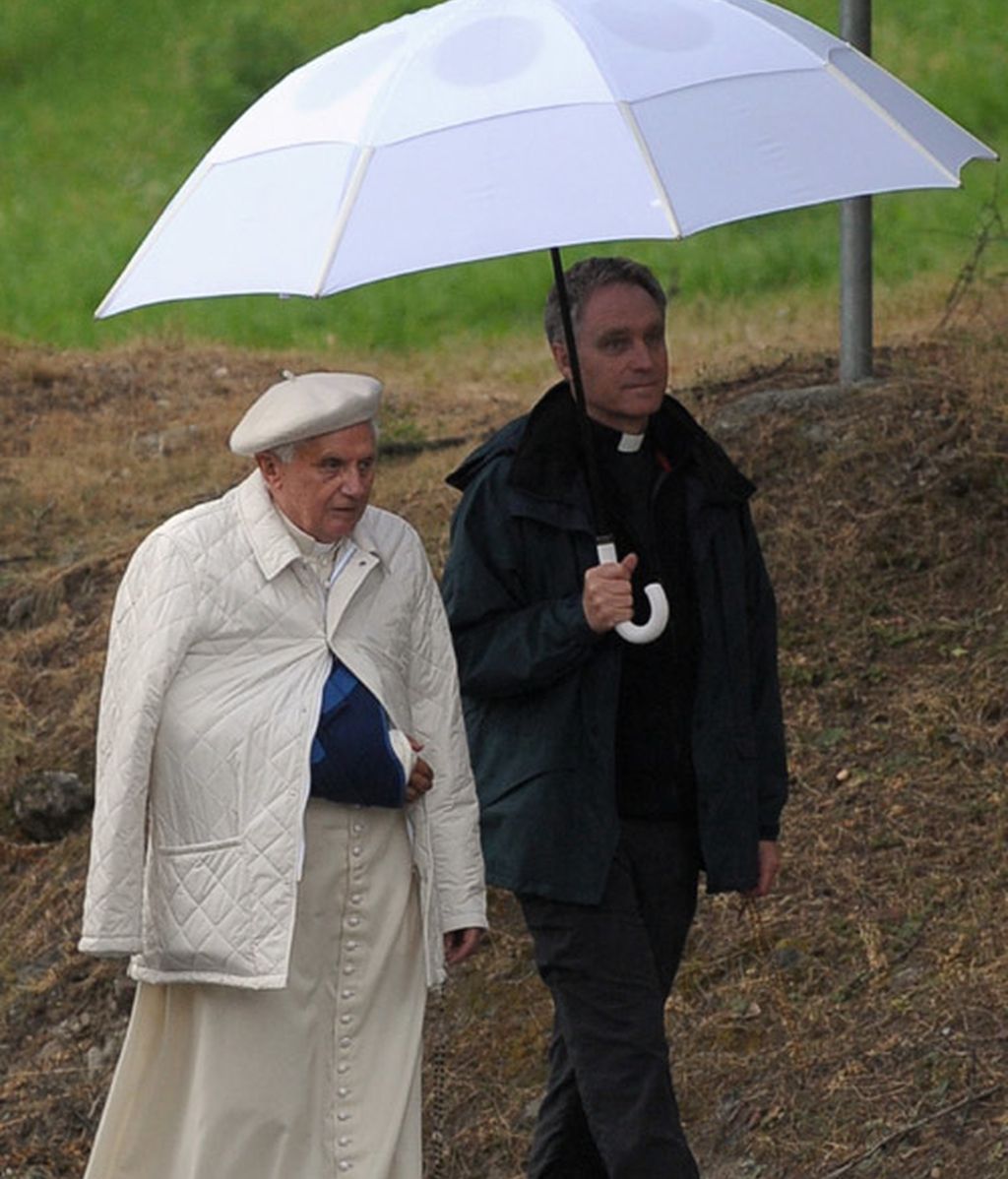 Las gotas hacen chip en sus paraguas chic