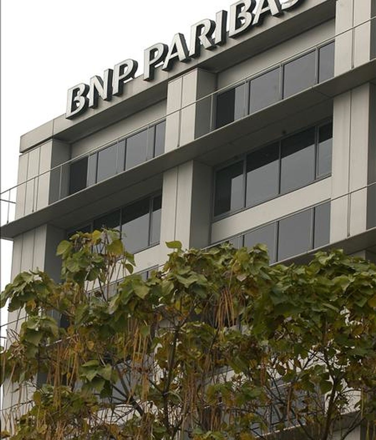 Exterior del edificio de la sede central de la entidad financiera BNP Paribas en Madrid. EFE/Archivo