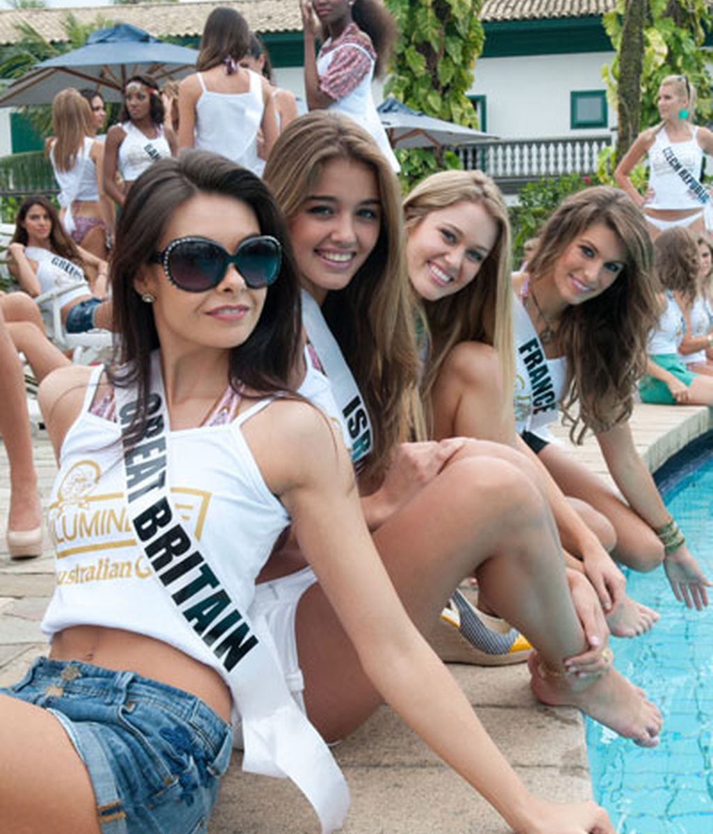 Las candidatas a Miss Universo se divierten en la playa