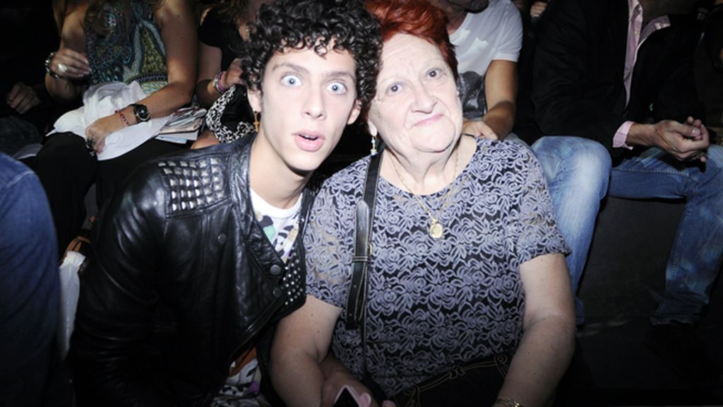 Eduardo Casanova llevó a su abuela al desfile.