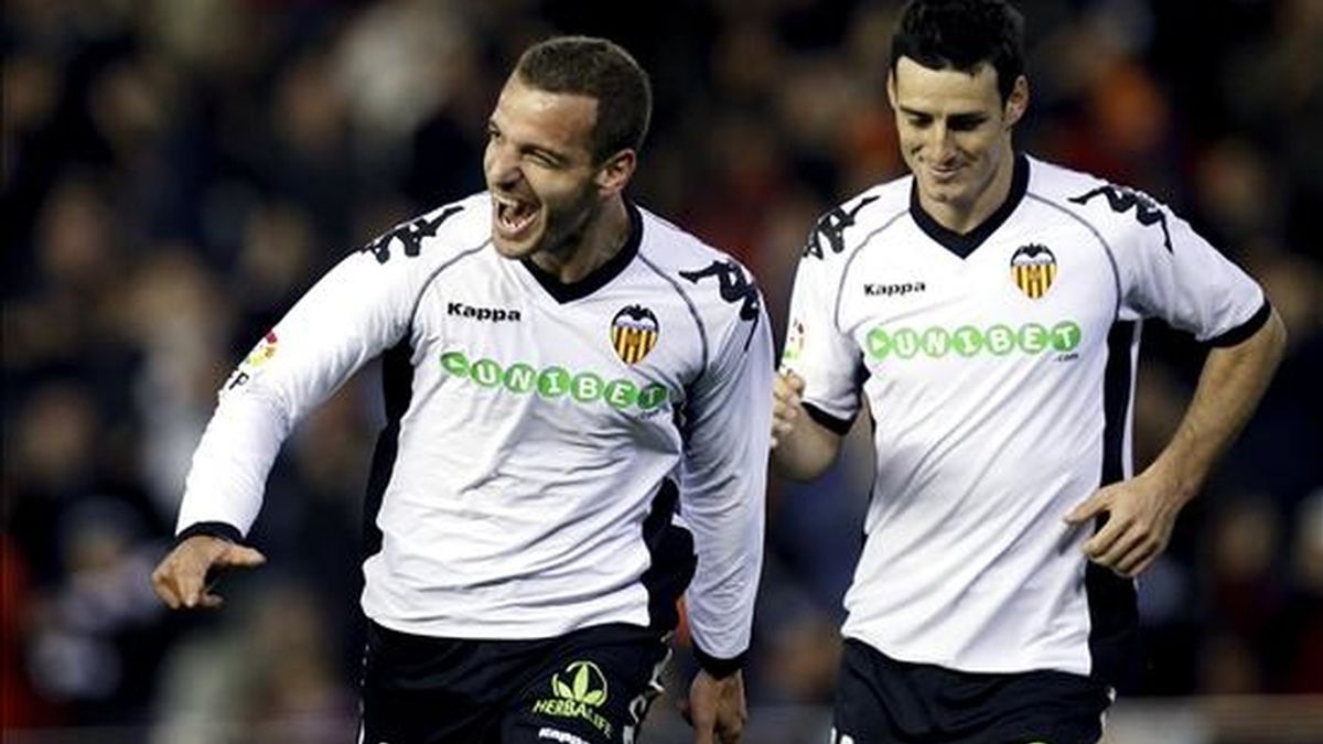 El delantero del Valencia Roberto Soldado (i) celebra en presenciia de Aduriz tras marcar el primer gol ante el Almería, durante el partido de Liga que están disputando en el estadio de Mestalla, en Valencia. EFE