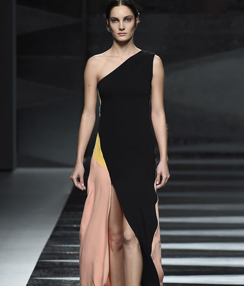 Elegantes y sorprendentes geometrías de color en el desfile de Juanjo Oliva