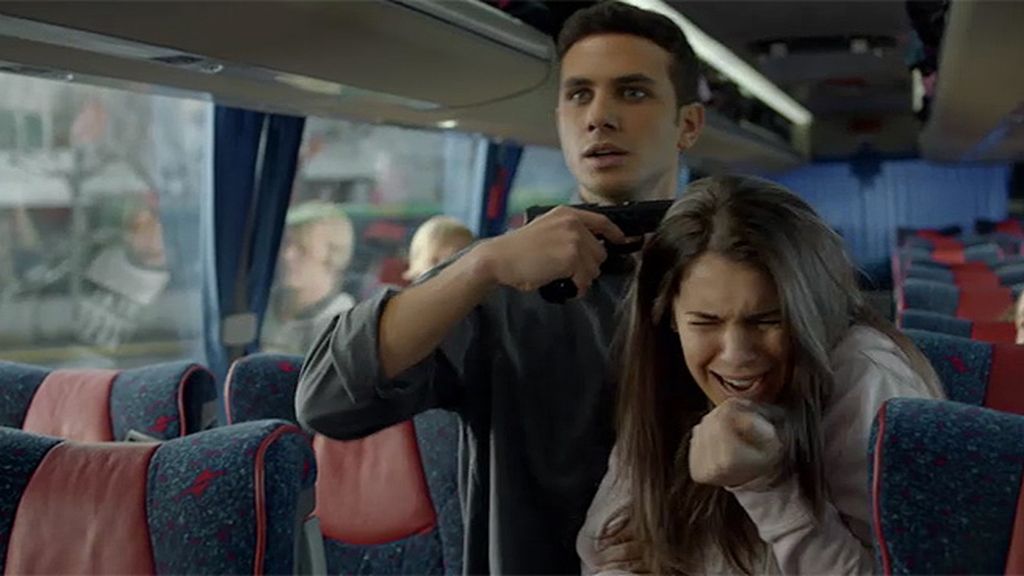 El joven se hace pasar por un turista El joven se hace pasar por un turista