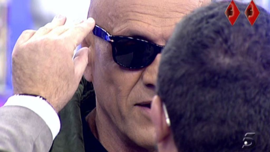 Jorge Javier Vázquez le quita las gafas de sol a Kiko Matamoros