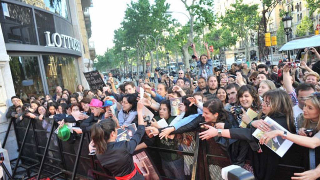 Pattinson y Witherspoon hacen enloquecer a sus fans de Barcelona