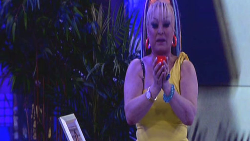 Aramís Fuster simula un exorcismo