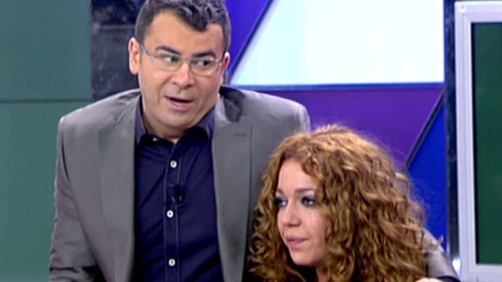 Barbara Rey consuela a su hija, Sofía Cristo, que se derrumba en la publicidad