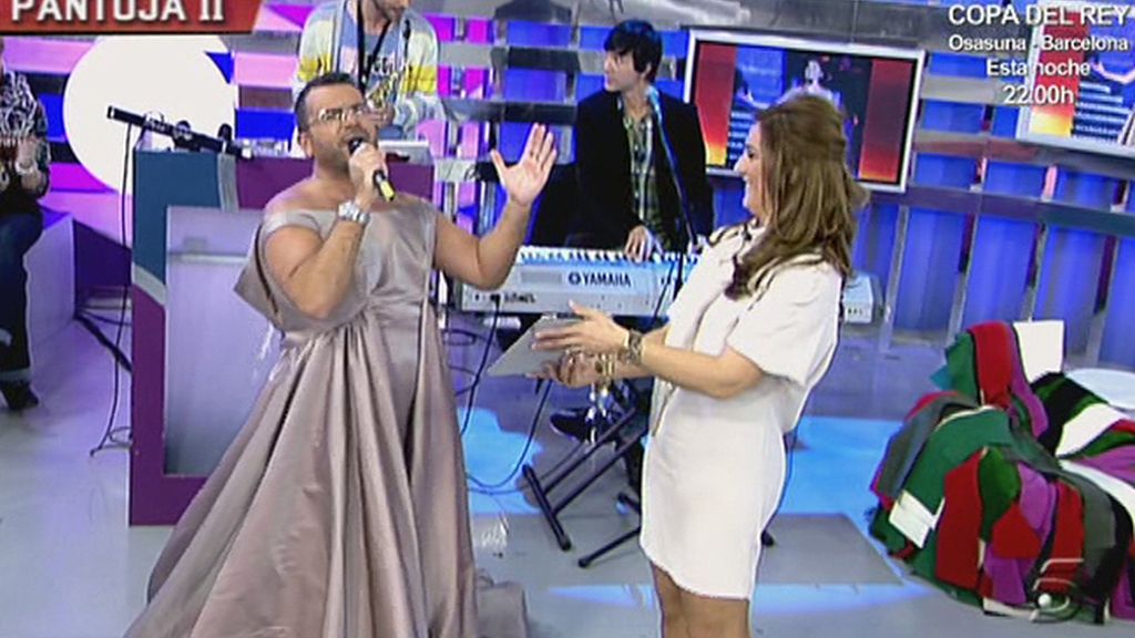El presentador se enfunda el vestido de la tonadillera