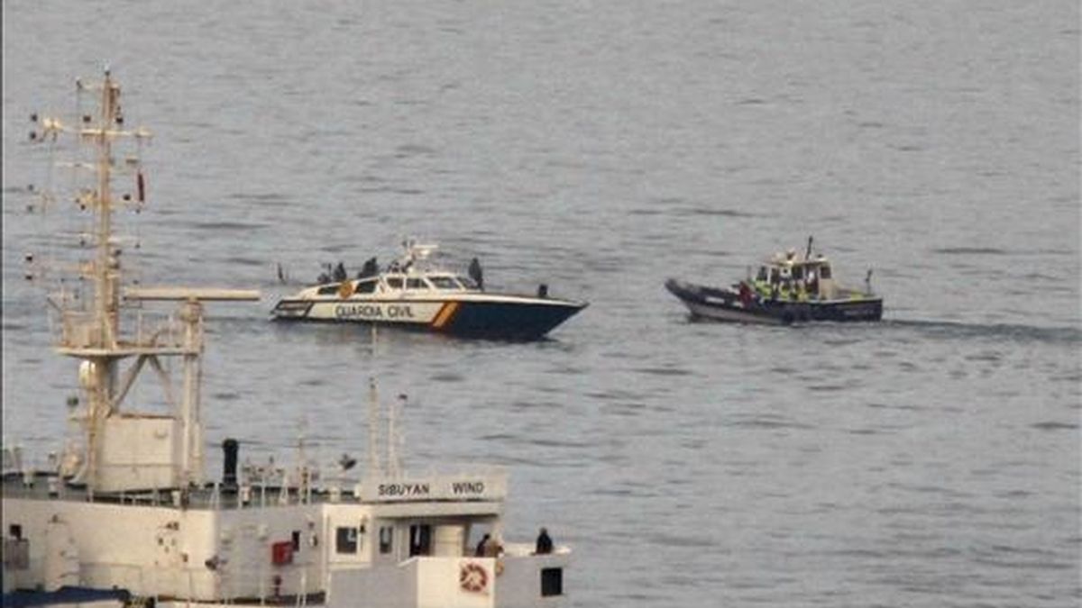 En la imagen, una patrullera de la Guardia Civil recibe una embarcacion a manos de la Policía de Gibraltar. EFE/Archivo