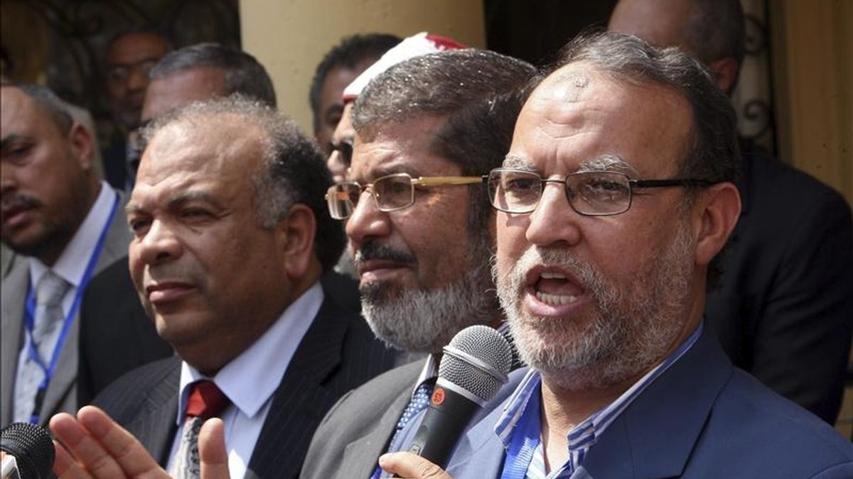 Los líderes del nuevo partido La Libertad y la Justicia, el vicepresidente Esam el Arian (d), el presidente Mohamed Mursi (c) y el secretario general Saad Katatni (i) en una rueda de prensa celebrada en El Cairo hoy. EFE