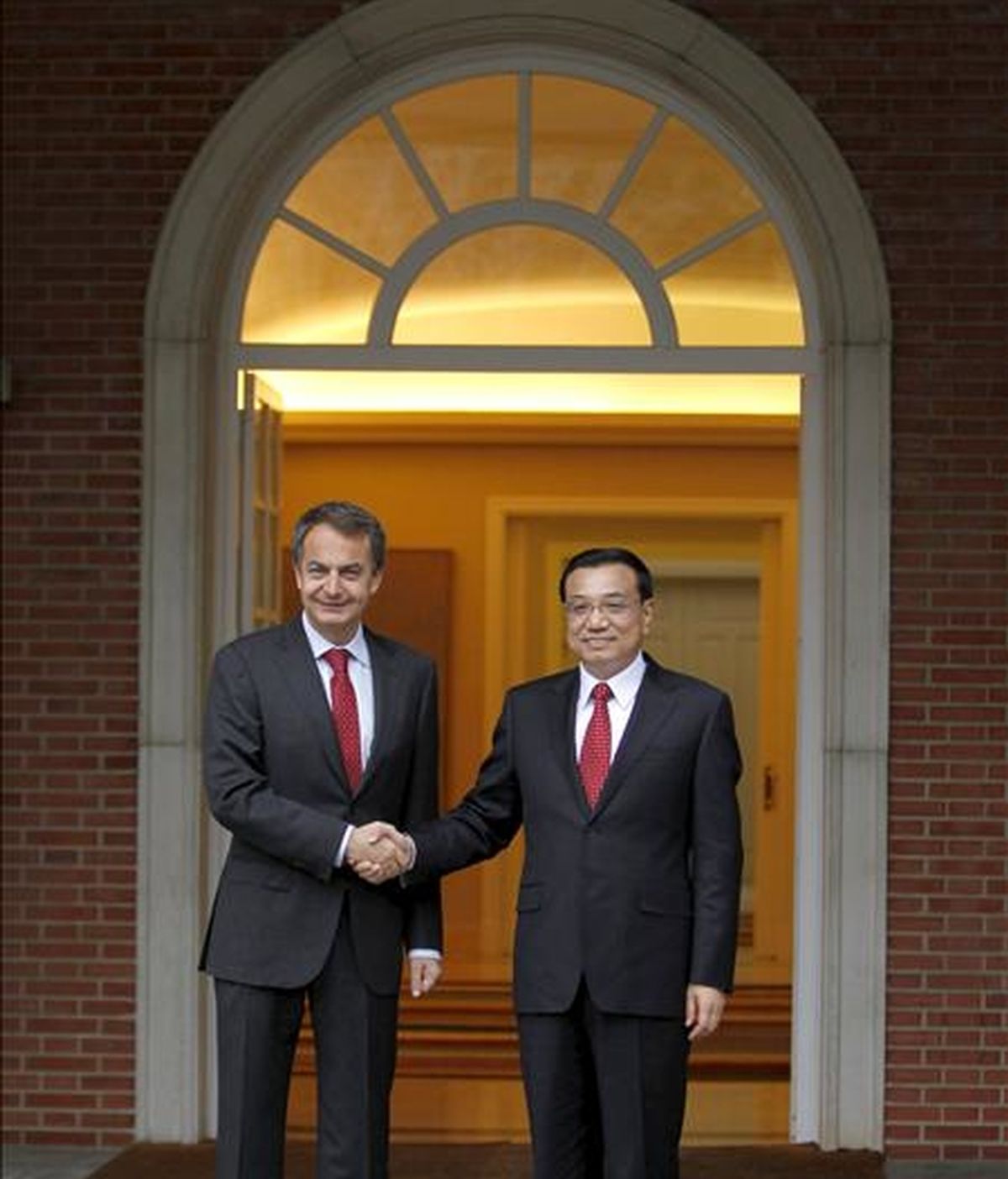 El presidente del Gobierno, José Luis Rodríguez Zapatero, recibió hoy, en el Palacio de la Moncloa, al viceprimer ministro chino, Li Keqiang, que se encuentra de visita oficial en España. EFE