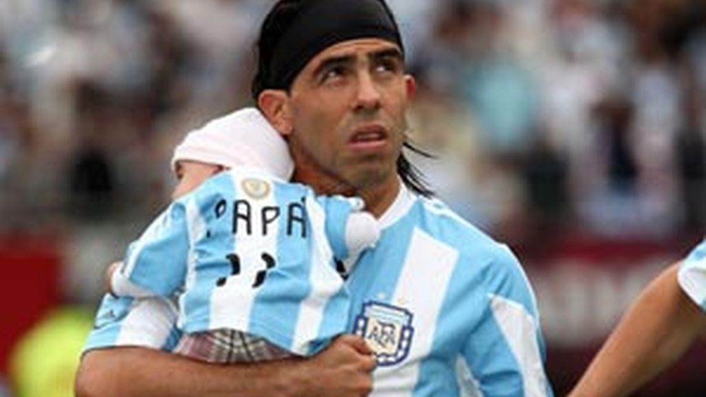 Carlos Tévez con su hija Katie en un partido con la selección Argentina FOTO: Gtres Carlos Tévez con su hija Katie en un partido con la selección Argentina FOTO: Gtres