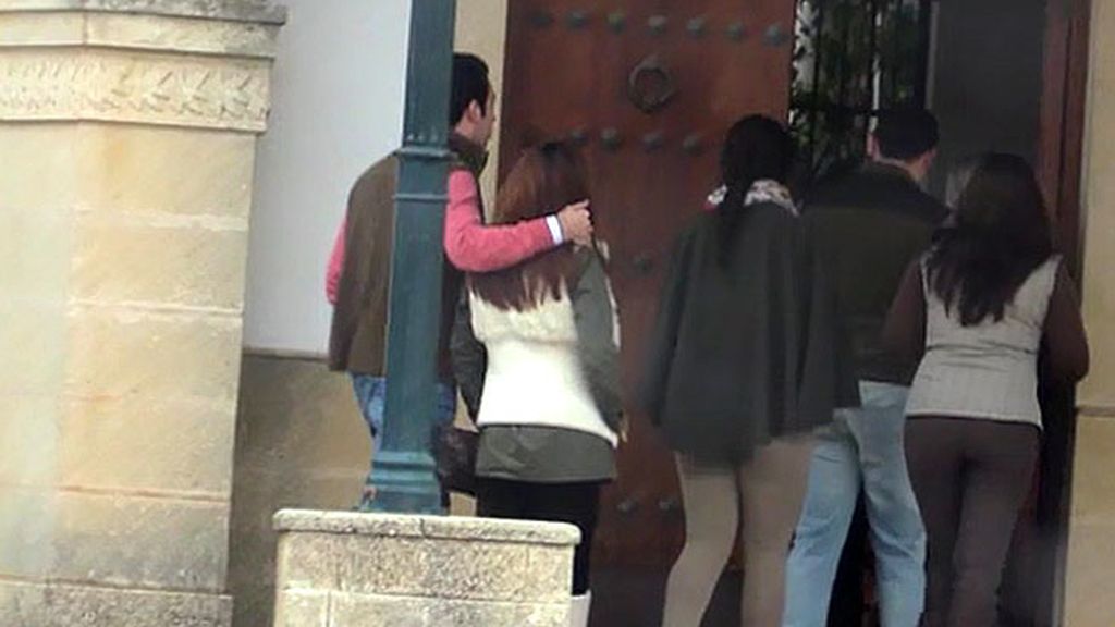 La pareja, sonriente  y cómplice junto a unos amigos