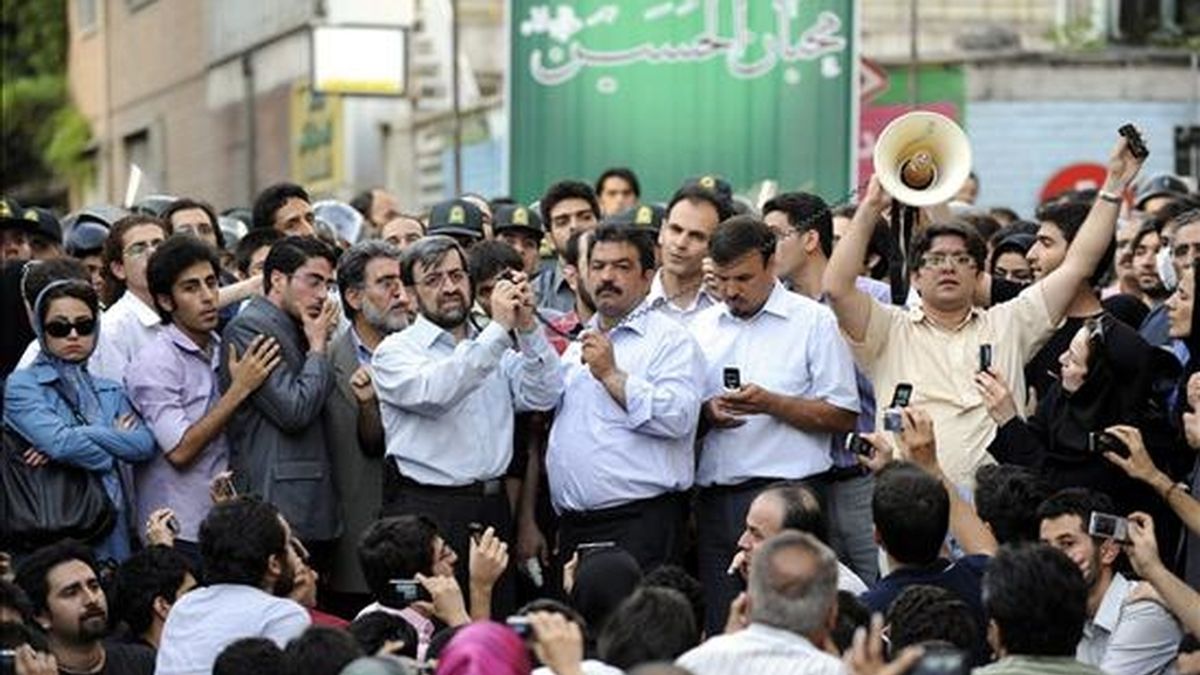 Partidarios del líder de la oposición iraní, Mir Husein Musaví,  conectan un teléfono móvil a un amplificador para que los manifestantes escuchen su voz. EFE
A CONSECUENCIA DE LAS PROHIBICIONES OFICIALES A LOS MEDIOS EXTRANJEROS PARA CUBRIR LAS MANIFESTACIONES EN IRÁN, EPA SE VE OBLIGADO A USAR FOTOGRAFÍAS OFICIALES Y DE OTRAS FUENTES