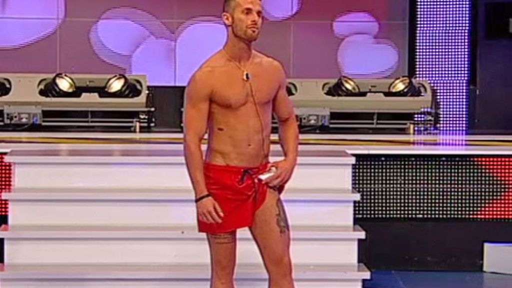 Manu, el vigilante de la playa tatuado