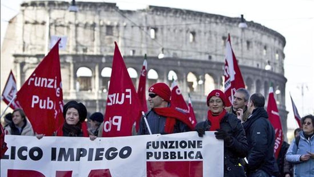 Una vista general de una marcha del sindicato italiano CGIL, hoy en Roma. EFE