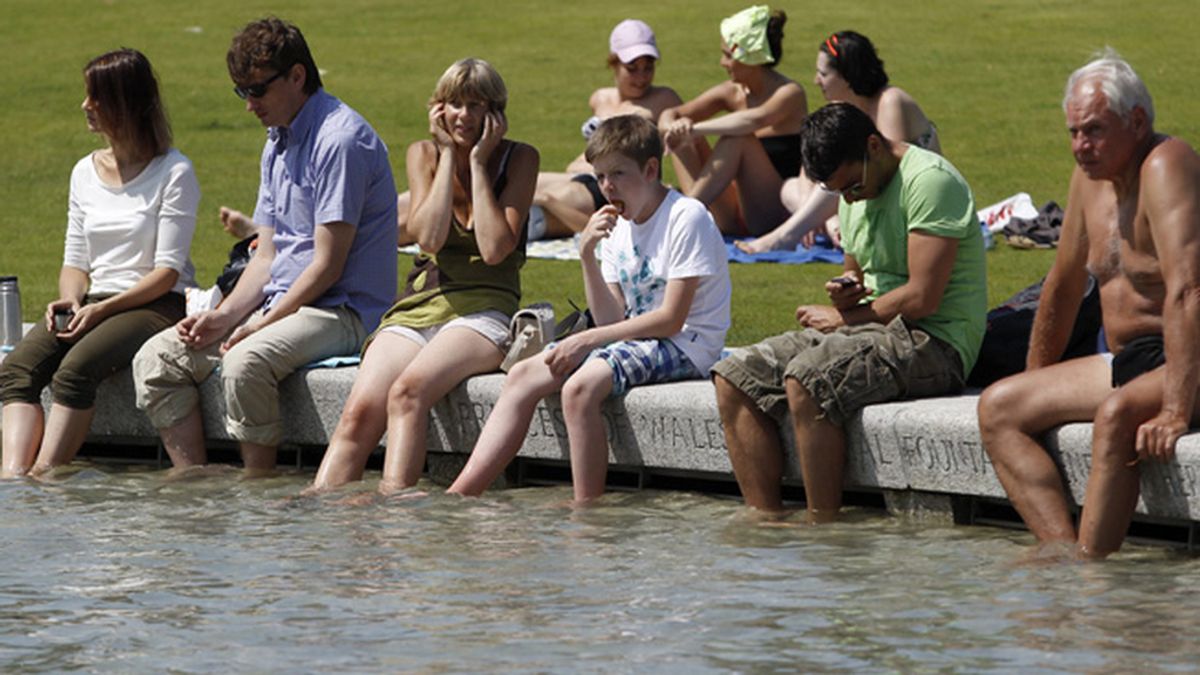 Varias personas se refrescan en un lago en Reino Unido