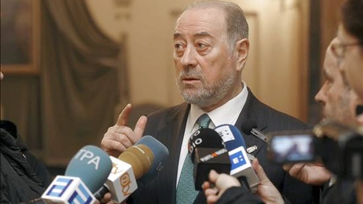 El alcalde de Oviedo, Gabino de Lorenzo, ha afirmado hoy que el ex vicepresidente del Gobierno Francisco Alvarez-Cascos quiso llegar a ser candidato mediante "pucherazo". EFE