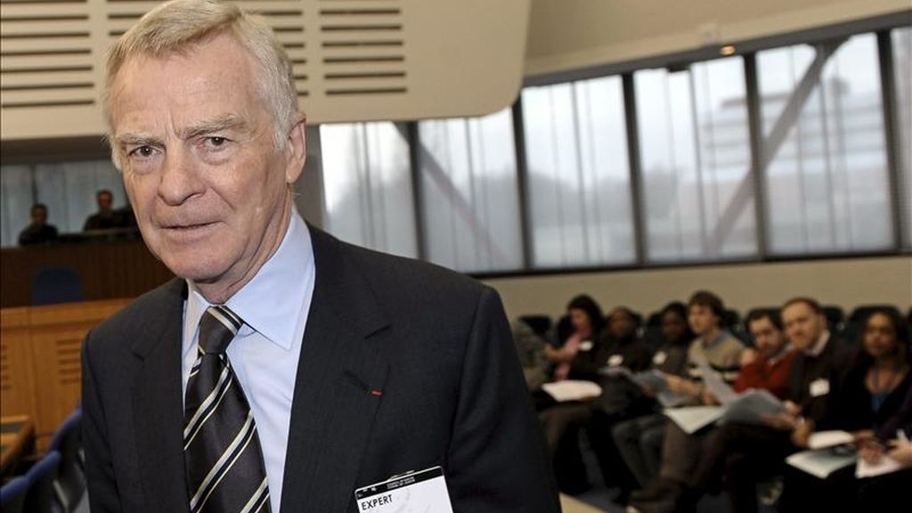 El ex presidente de la Federación Internacional del Automóvil (FIA), el británico Max Mosley, en el Tribunal Europeo de Derechos Humanos en Estrasburgo, Francia, hoy martes 11 de enero de 2011. Mosley pide ante el tribunal más protección contra los medios de comunicación que violen los derechos a la intimidad. EFE El ex presidente de la Federación Internacional del Automóvil (FIA), el británico Max Mosley, en el Tribunal Europeo de Derechos Humanos en Estrasburgo, Francia, hoy martes 11 de enero de 2011. Mosley pide ante el tribunal más protección contra los medios de comunicación que violen los derechos a la intimidad. EFE