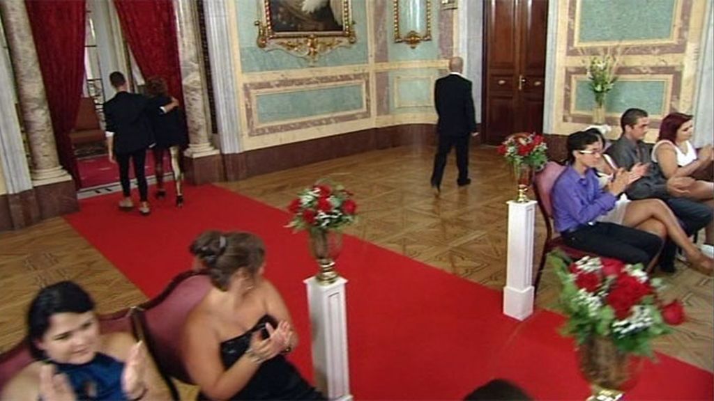 Mary acepta el anillo de su hijo emocionada, pero le aconseja: “tienes que volar”