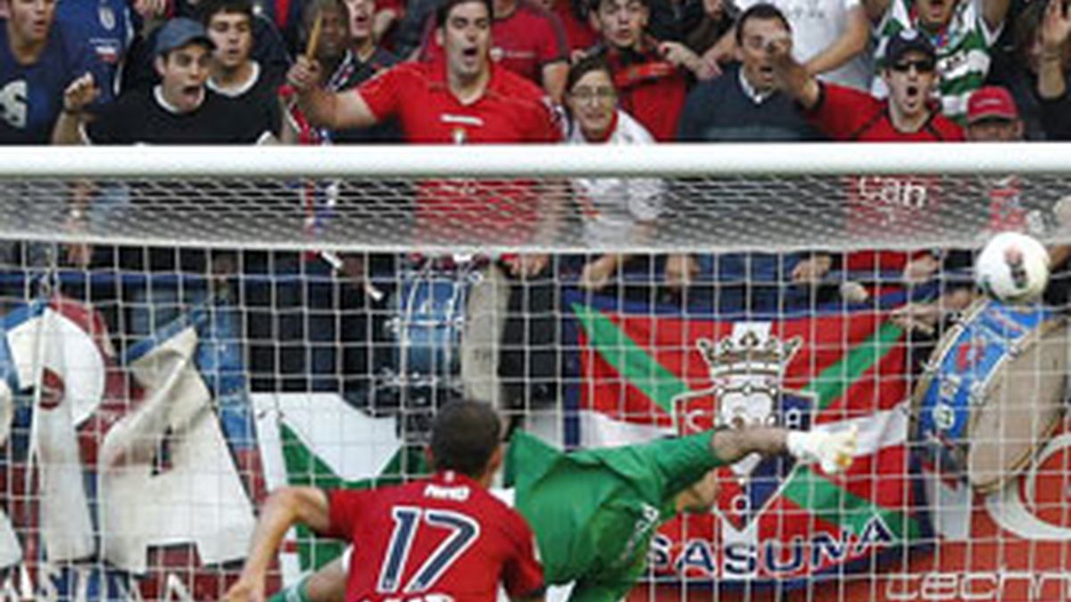 Javad Nekounam marca el tercer gol del equipo ante el portero del Real Zaragoza. Foto: EFE