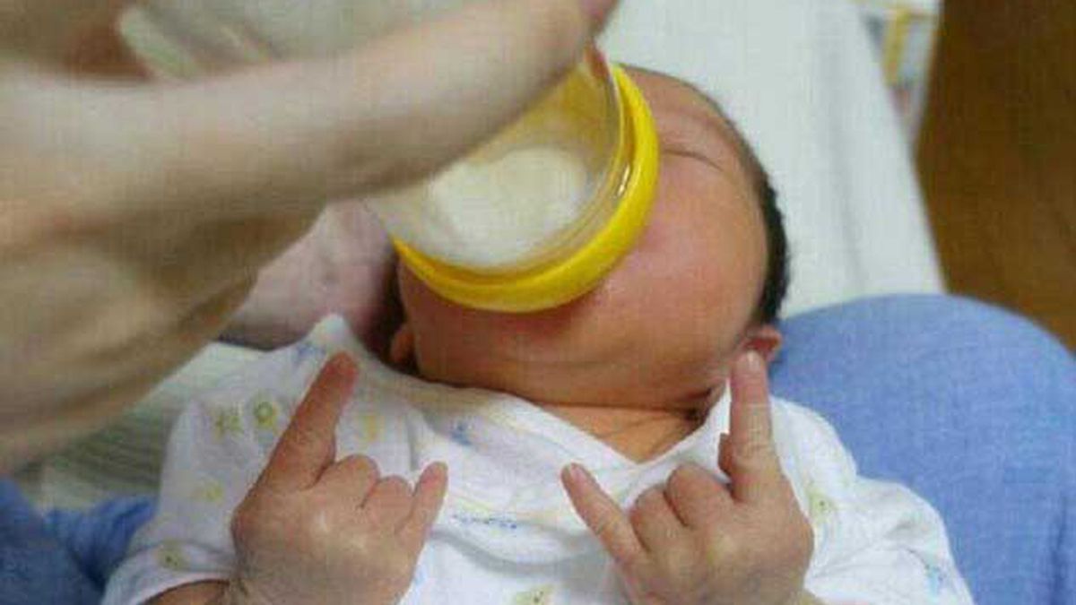 Una bebé hace el saludo rockero