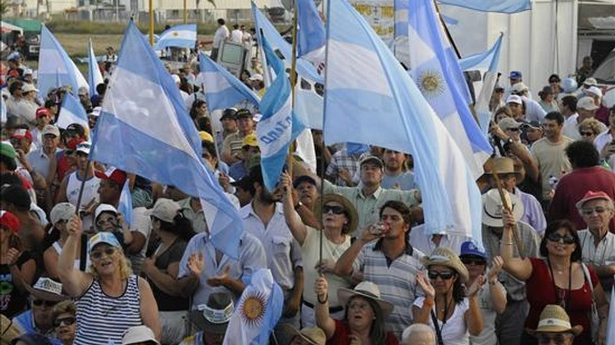 Cientos de manifestantes se congregan en la localidad de Armostrong en la provincia de Santa Fe, durante la sexta jornada de huelga comercial con la que los productores rurales renovaron sus críticas al gobierno de la presidenta del país, Cristina Fernández, por los impuestos a las exportaciones de granos. EFE