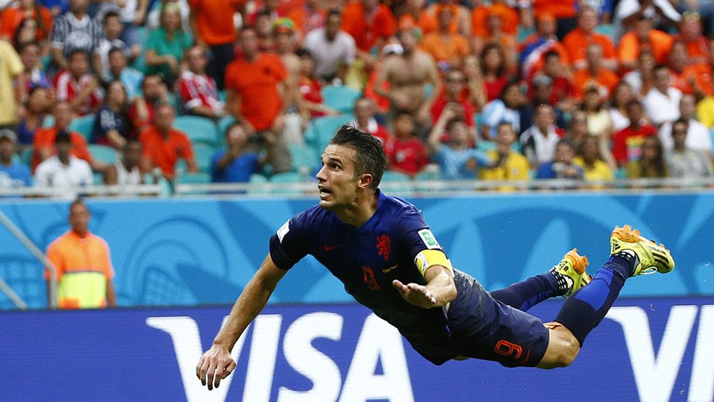 Robin Van Persie voló para hacer el primero de Holanda