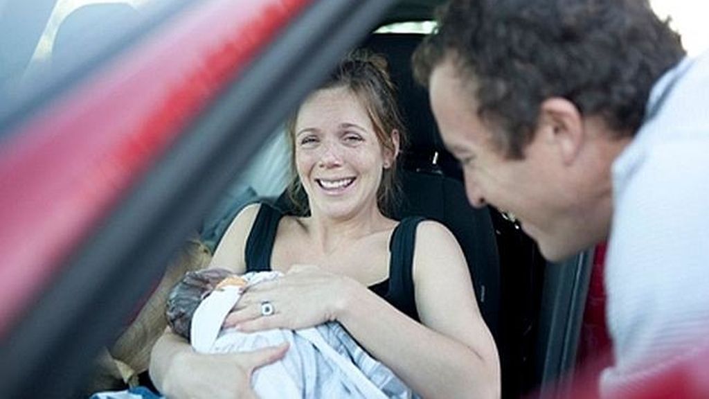 Una mujer da a luz en su coche y fotografían todo lo que sucede
