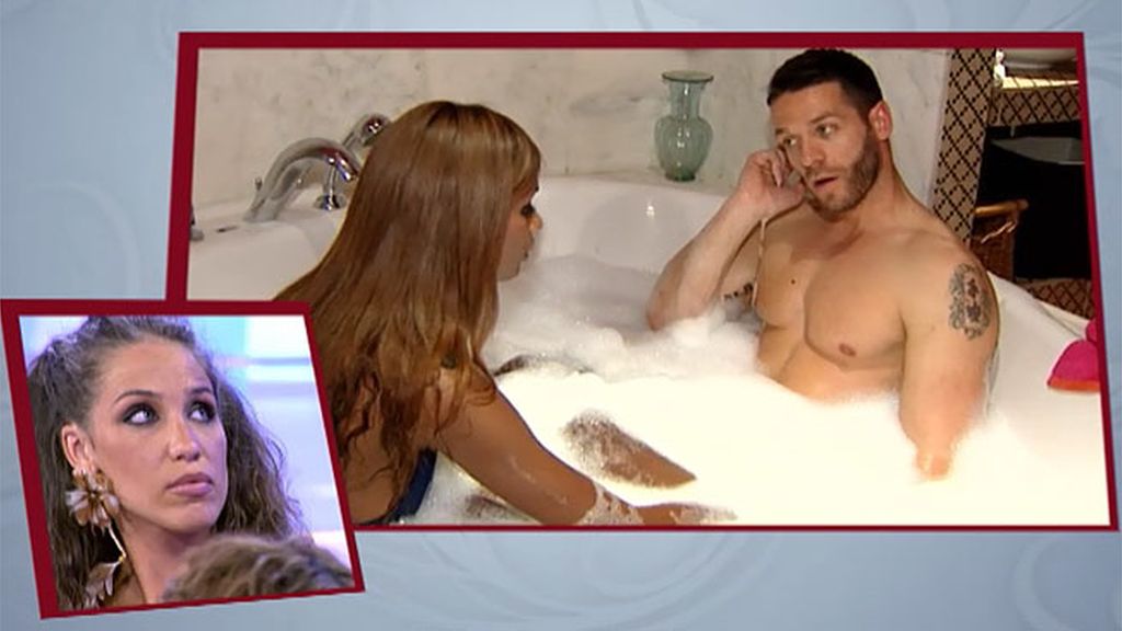 Leo y Liz se deleitan con caricias y besos en el jacuzzi