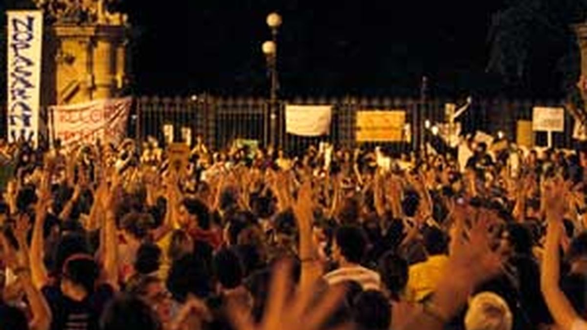 Los 'indignados' en Barcelona bloquean el acceso al Parlament. Vídeo: Informativos Telecinco