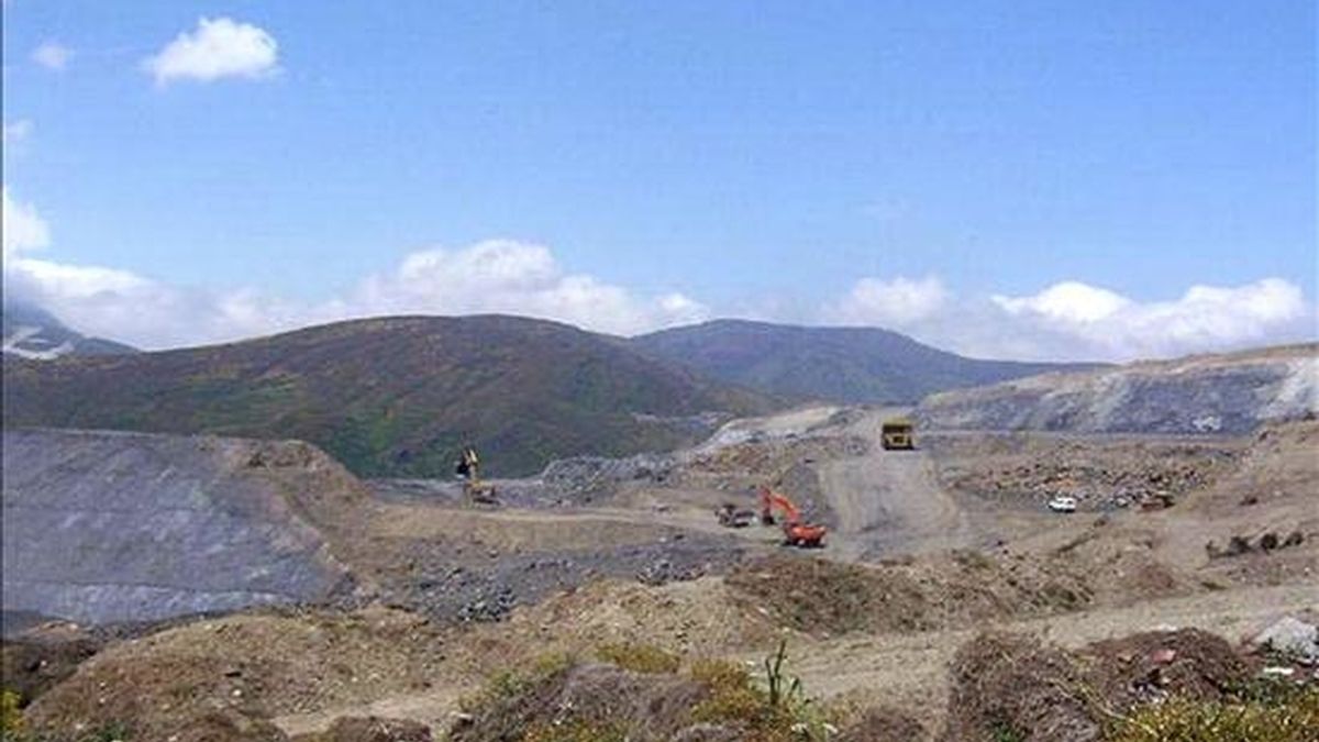 Imagen de la mina a cielo abierto "Fonfría", donde un trabajador de 26 años ha muerto hoy al precipitarse por un terraplén con el vehículo tipo dumper que conducía. La mina está ubicada en la pedanía de Caboalles de Abajo, en el municipio de Villablino, en León. EFE