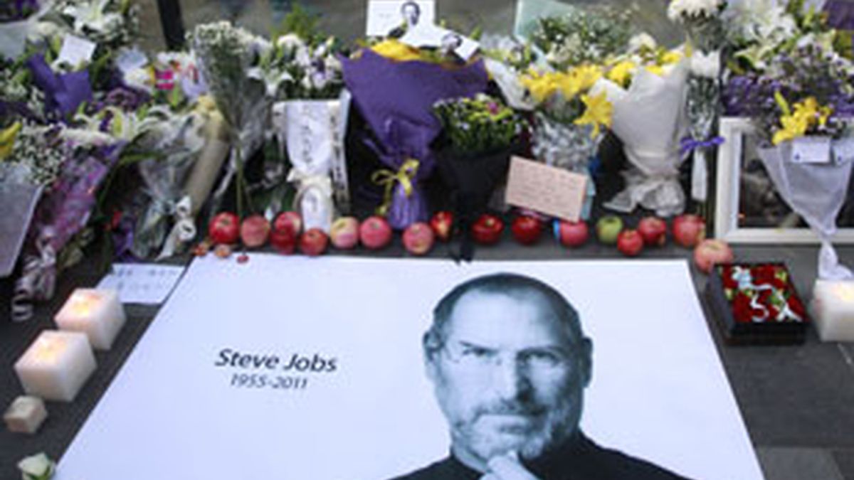 Manzanas frescas, flores y un gran cartel de Steve Jobs fuera de una tienda de Apple. Foto: Gtres
