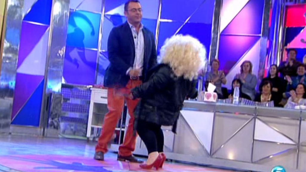 ¡Se le ha subido el vestido y sin querer ha enseñado las bragas!