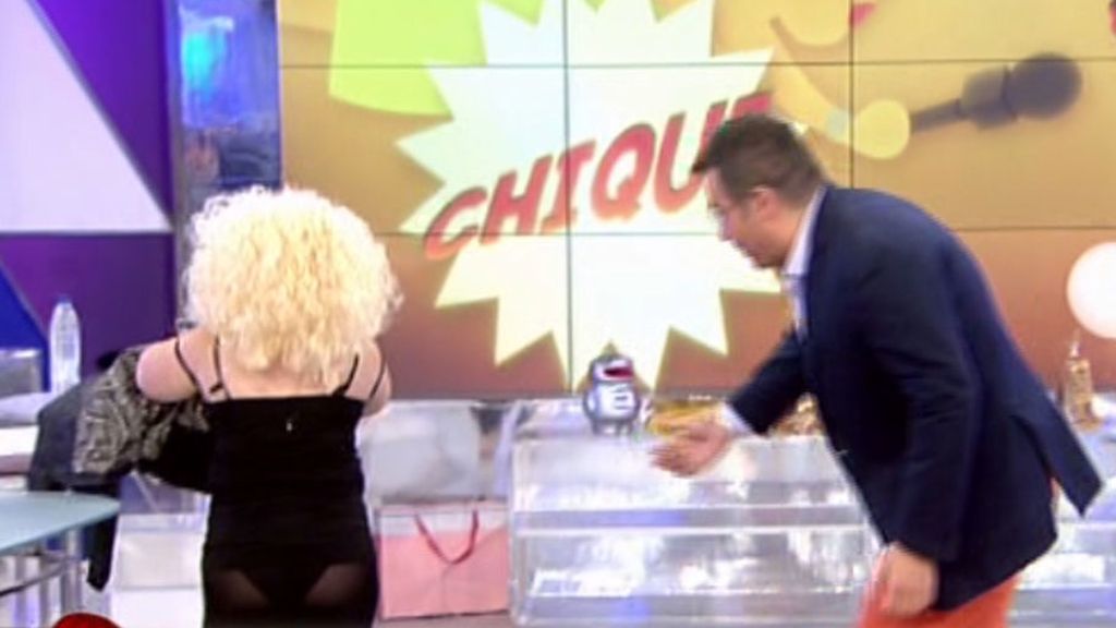 ¡Se le ha subido el vestido y sin querer ha enseñado las bragas!