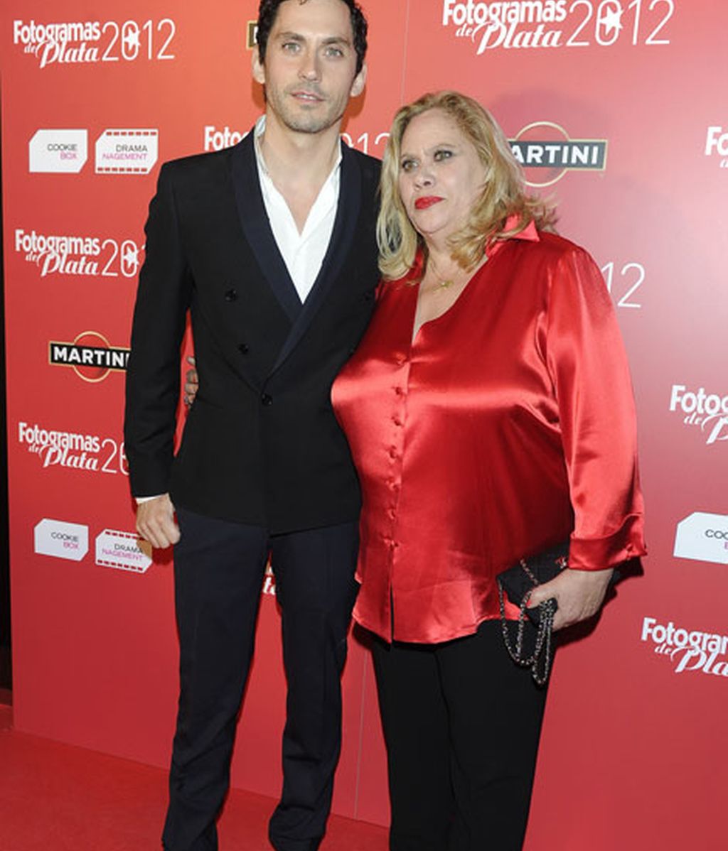 Paco León y su madre Carmina Barrios durante los premios
