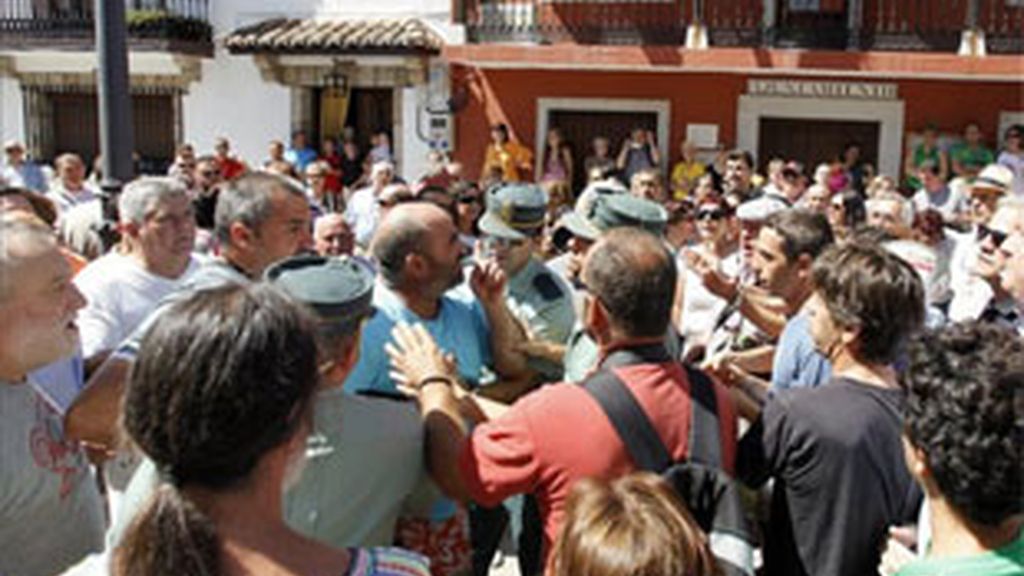 La Guardia Civil interviene en los enfrentamientos en Poyales del Hoyo.