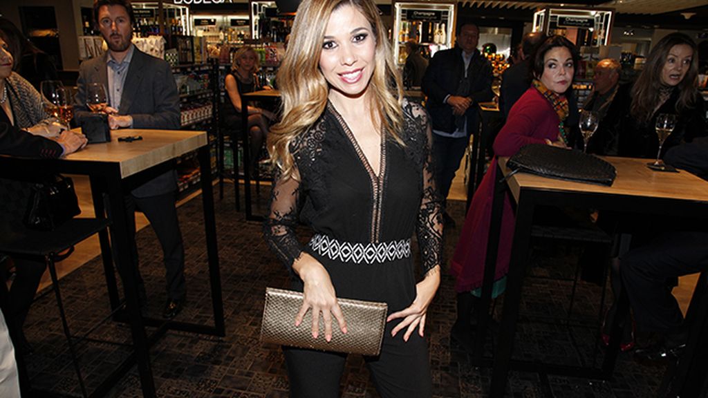 Natalia lució un diseño de Teria Yabar que combinó con cartera de Mascaró