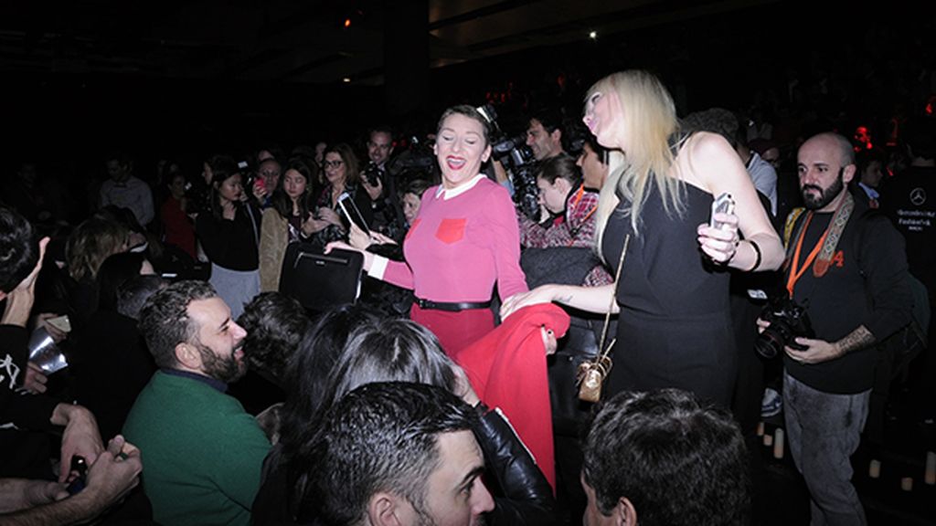 Mariola Fuentes animando el front row con su propia versión de "La gata bajo la lluvia" antes del desfile