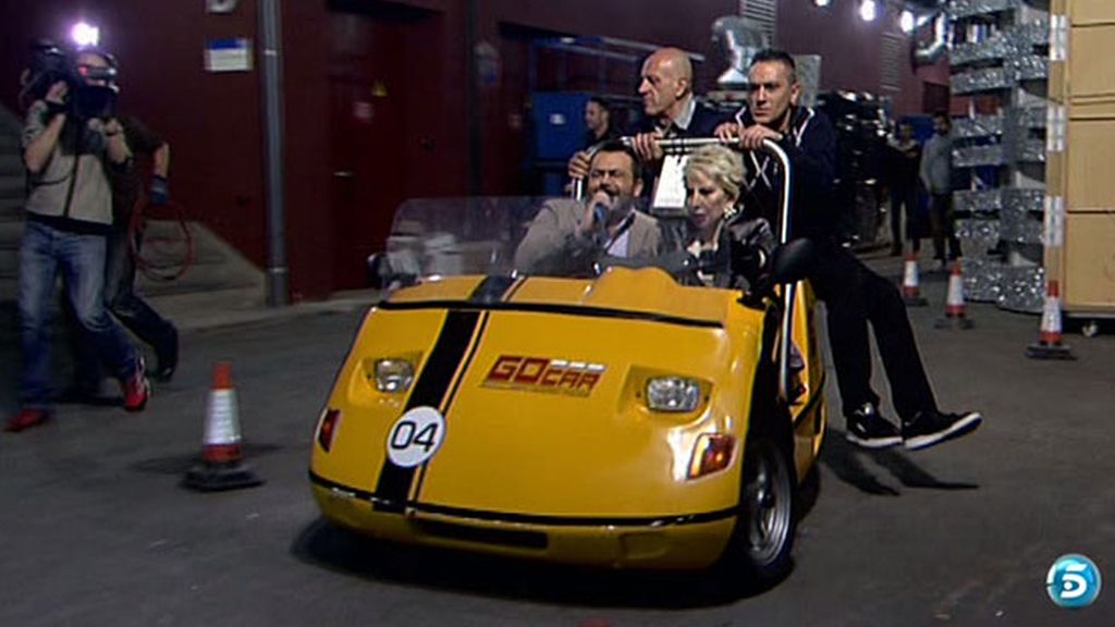 J.J. y los Kikos no tienen miedo y se montan en el mini-coche con la periodista