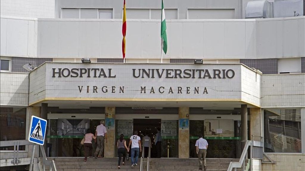 Acceso principal del Hospital Universitario Virgen Macarena de Sevilla, donde está ingresado el torero José Ortega Cano que se encuentra en estado crítico en la UCI tras sufrir esta pasada noche un accidente de tráfico. EFE Acceso principal del Hospital Universitario Virgen Macarena de Sevilla, donde está ingresado el torero José Ortega Cano que se encuentra en estado crítico en la UCI tras sufrir esta pasada noche un accidente de tráfico. EFE