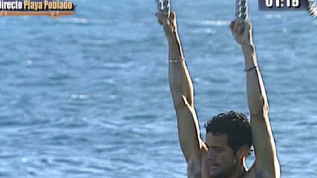 Los concursantes luchan por el fuego