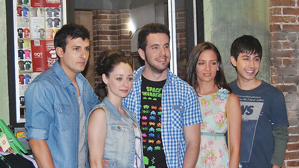Iván (Javier Antón), Toño (Xavi Navarro), Rebeca (María Hervás) y Diego (Luisber Santiago), los jóvenes del barrio