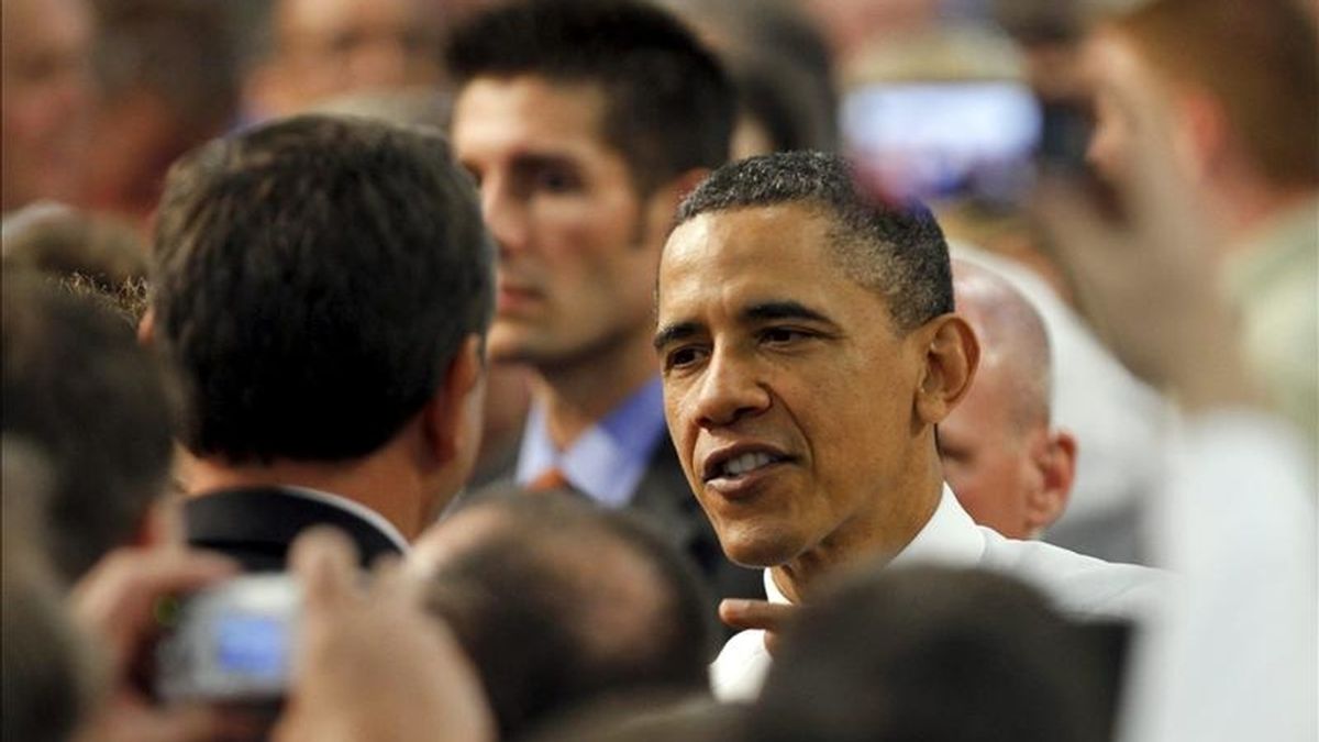 El presidente de EE.UU., Barack Obama, saluda a varios partidarios, tras su intervención en la sede de Allison Transmission, filial de General Motors (GM), en Indianapolis (Indiana), EE.UU.. Obama se reunió este viernes con el comando que el pasado domingo mató al líder de la red terrorista Al Qaeda, Osama bin Laden. EFE