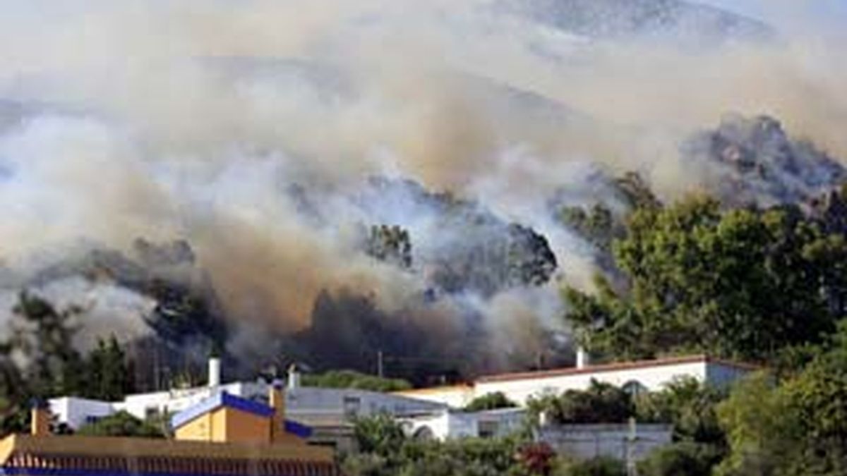 El incendio aún permanece activo. Video: Informativos Telecinco