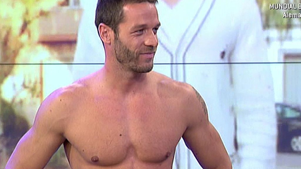 A petición popular, el extronista de 'Mujeres y hombres' presume de abdominales