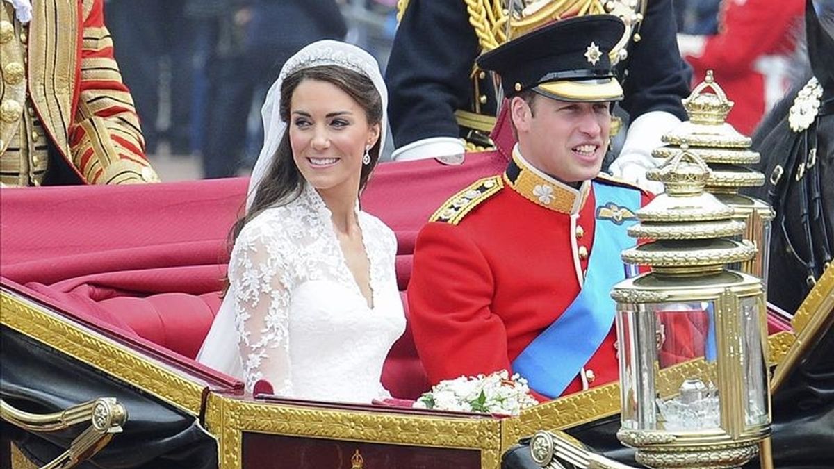 Una fotografía facilitada hoy sábado el 30 de abril de 2011 que muestra al príncipe Guillermo y Catalina, los nuevos duques de Cambridge, mientras abandonan la abadía de Westminster en un carruaje de caballos camino al palacio de Buckingham, en Londres, Reino Unido, ayer 29 de abril de 2011. EFE