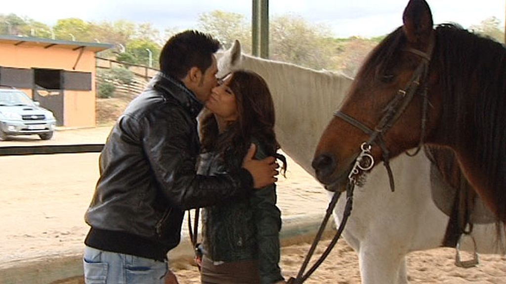 Marina se conforma con un besito en la nariz