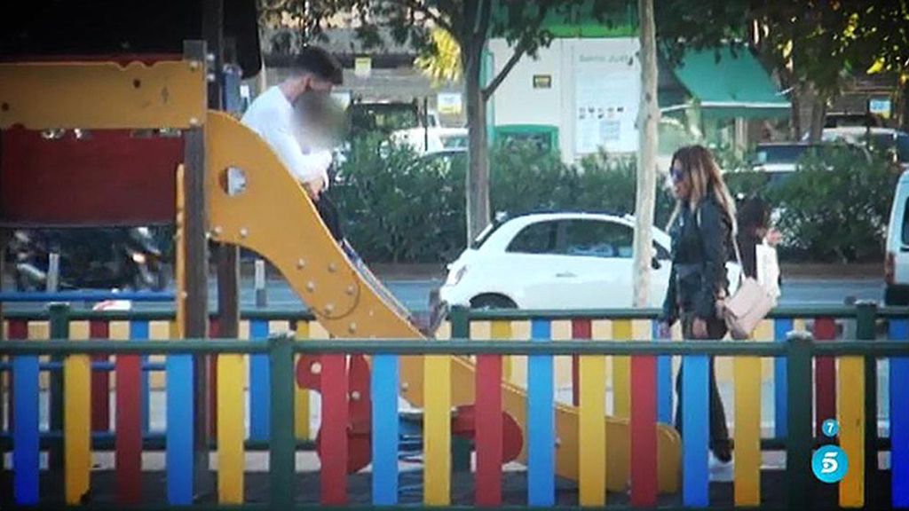 Alejandro Albalá y Chabelita, en el parque con Albertito