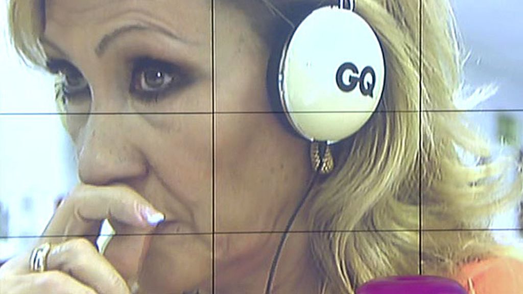 La colaboradora ve parte de la entrevista de José Fernando Ortega